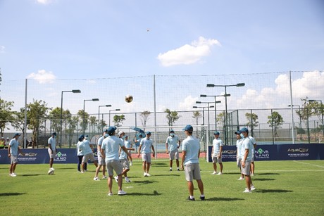 Hình ảnh thực tế đội bóng Sài Gòn FC đang chơi bóng tại Trung tâm Aqua Sport Complex thuộc Khu đô thị sinh thái thông minh Aqua City của tập đoàn Novaland.